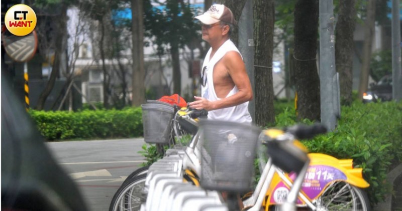 戰勝口腔癌後又「摔落舞台」！陳昇現身台北街頭　最新現況曝光