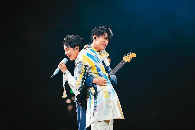 夯團少一咖！吉他手鬧單飛　青峰爆與團員翻臉家凱