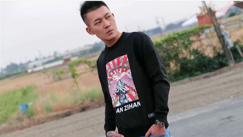 鳳梨挺女嬰生父被灌爆！彫博臉書被挖出　網見自介譏：時間到了