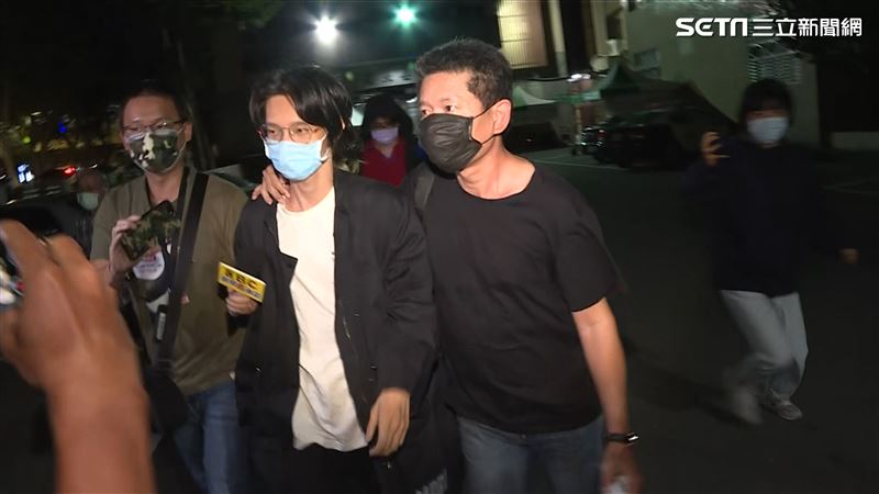 小玉為換臉A片案出庭！「長髮+美甲」現身　網看傻：自己變裝？