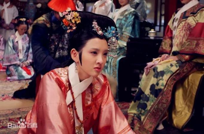 看出來了嗎？皇上滴血驗親時，其實她比甄嬛還緊張