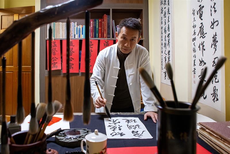 新劇驚見伊正「斷腿」！還有已故85歲北影影后劉引商　第一集全網哭爆