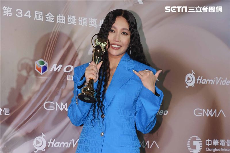 等16年！A-Lin奪金曲歌后「秒上微博熱搜」網淚喊：實至名歸