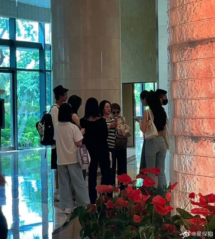 遭黃子佼指控嗑藥後！小S首現身中國攜全家出遊　陸網譙爆