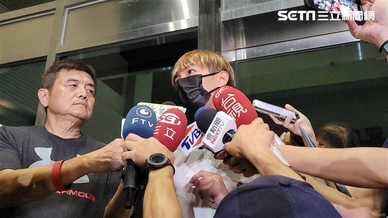 炎亞綸50萬交保後露面！要「努力捍衛自己的清白」　拒吐心情：不重要