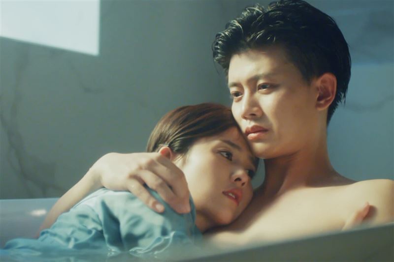 咬著手指爆哭釀後遺症！中國男神任嘉倫驚吐「半個肩膀抽筋不能動了」