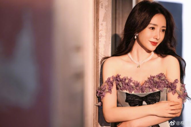 公司要柳岩「滿足男粉要求」！不堪舊照流出　網友心疼想哭