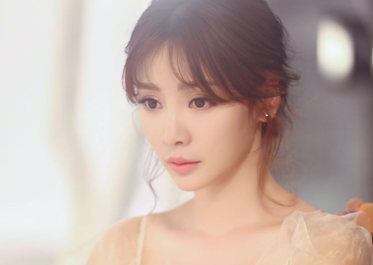 柳岩參加節目「杜蕾斯」掉出來！男主持人尷尬　網：你還不承認