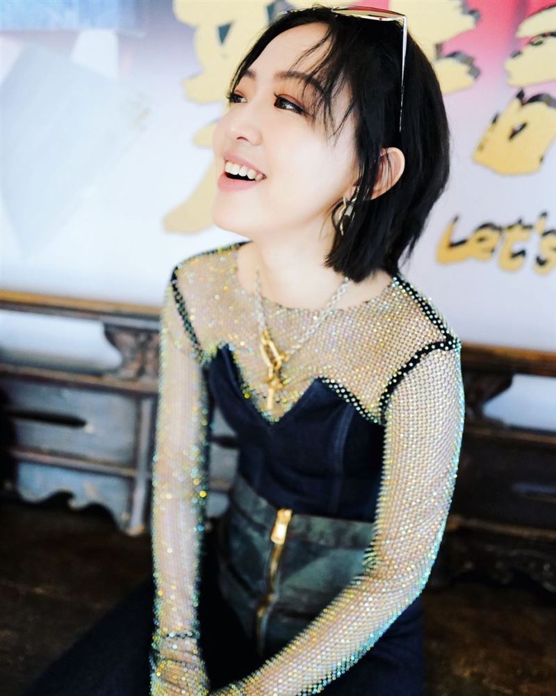 女歌手險遇死亡車禍！國外「公路之旅」車突爆胎9人「高速打轉」