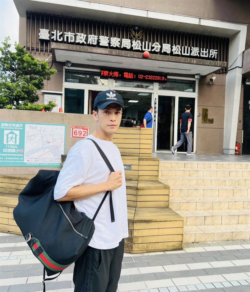 炫近千萬名車違停人行道慘了！Gino赴警局檢舉自己　回應鄉民：罵得好