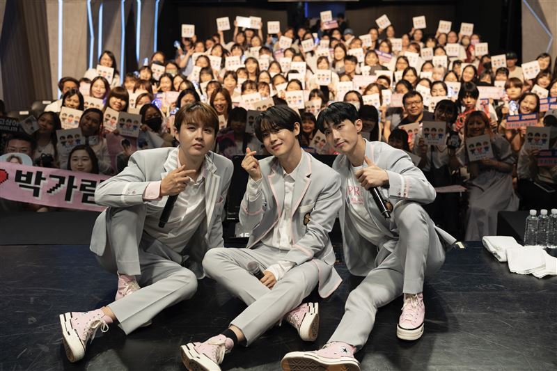 睽違12年再訪台！大國男兒爆吃「夜市美食」超滿足　成員羞曝內褲顏色