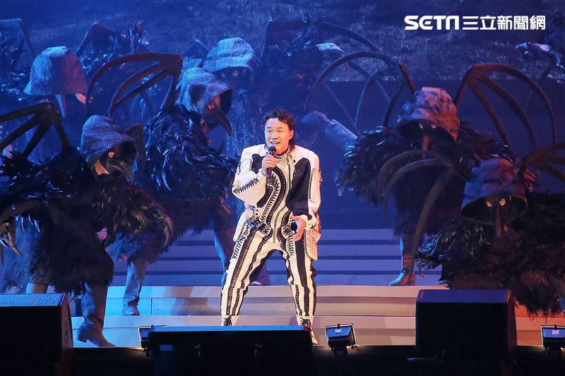 陳奕迅突當場下跪！看到「這幕」頓時語塞　5度鞠躬謝台灣粉絲