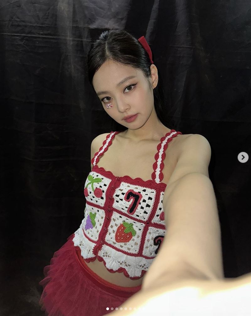 「奶奶級」粉絲苦等討簽名！保鑣急擋下　Jennie「慌張1表情」全被拍