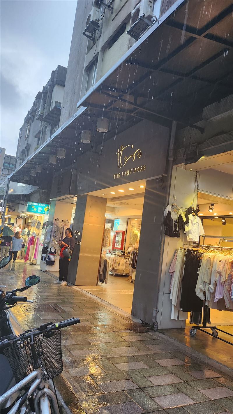 冷氣機才砸死女大生！女星走人行道　「水泥塊高空掉落」險遭破頭