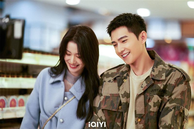 楊洋重逢初戀認愛了！雪地求婚擁吻女友閃爆　網讚：10年復合之吻超激烈