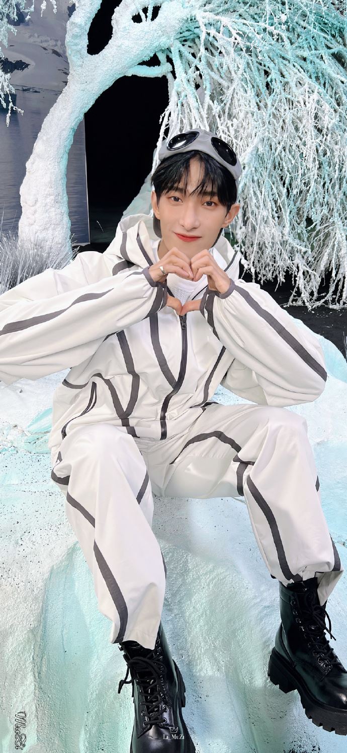 Seventeen演唱會成員太荒謬！屢曝脫軌舉動　「強吻、脫衣」全都來