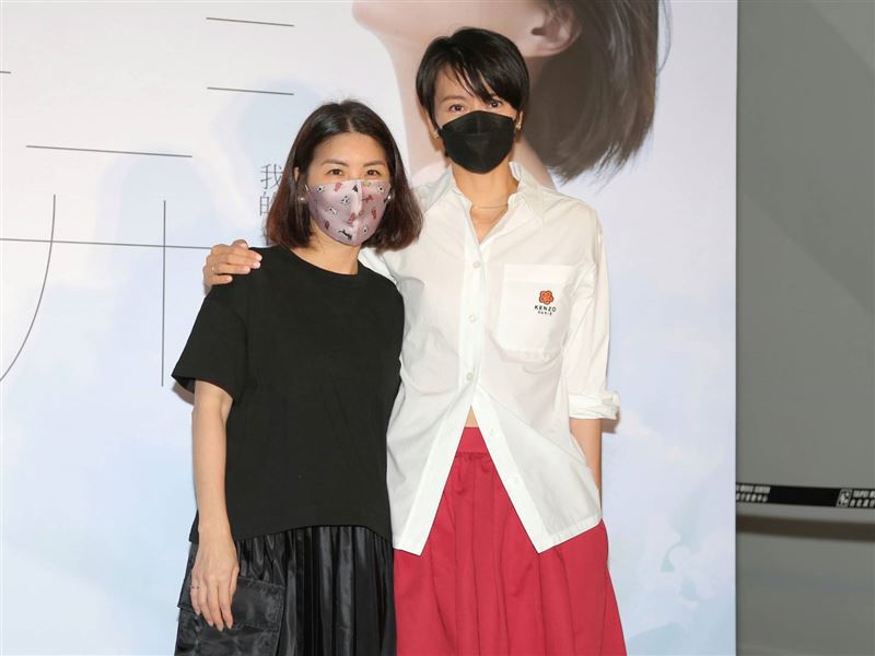 直擊／林依晨驚傳婚變！與白衣男現身演唱會　互動全被拍