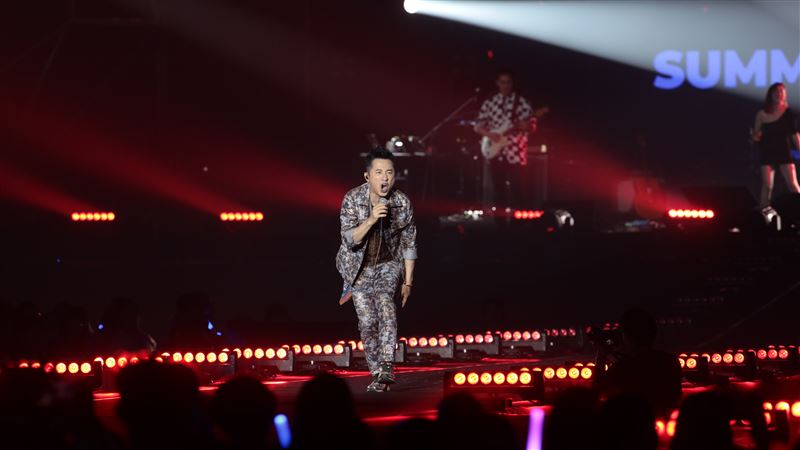 61歲哈林登台飆唱9首歌！無預警「學雞叫」喘不過來　驚呼：我快斷氣