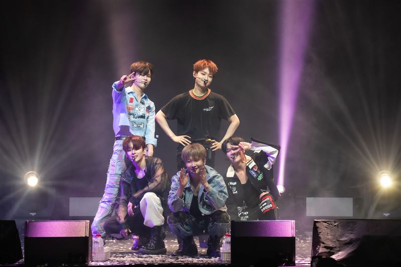 VERIVERY開唱安可1小時！東憲入伍前「真情喊話」粉絲全哭爆了