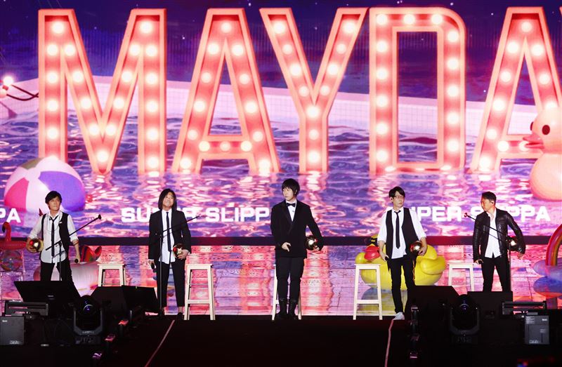 五月天狂講垃圾話一小時！林依晨表弟追星被點爆料：我爸說你們騙錢團體