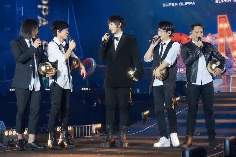 五月天開黃腔「比垃圾還不如」　嗆自己「作賤」