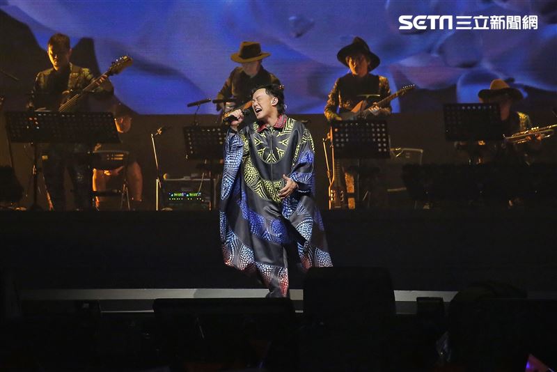 陳奕迅跪了！驚見台下「震撼景象」傻住：台灣人很誇張