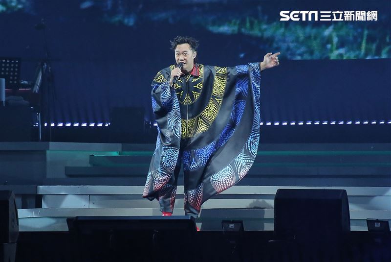 歌迷舉牌「拒聽〈孤勇者〉」！陳奕迅罕撂狠話：不聽就離開