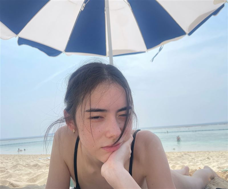 小許瑋甯不藏了！21歲小辣妹「罕見穿火辣比基尼」曝光　胸前陰影惹遐想