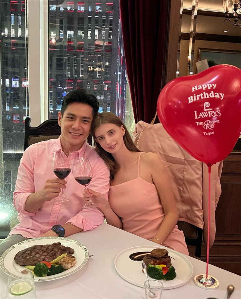 佳娜懷孕3月搭機「祖雄分開坐經濟艙」！貼心原因曝　網讚：嫁到好老公