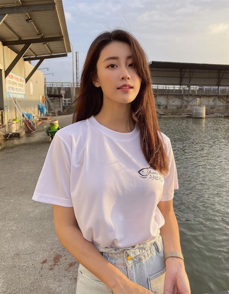 太犯規了！微笑女神躺平逗貓「超邪惡視角」林真亦絕美身材全看光