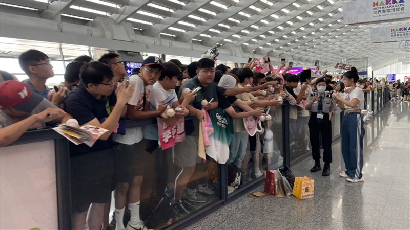 獨家／李多慧抵台跳明星賽　機場上百粉絲接機！開半小時簽名會