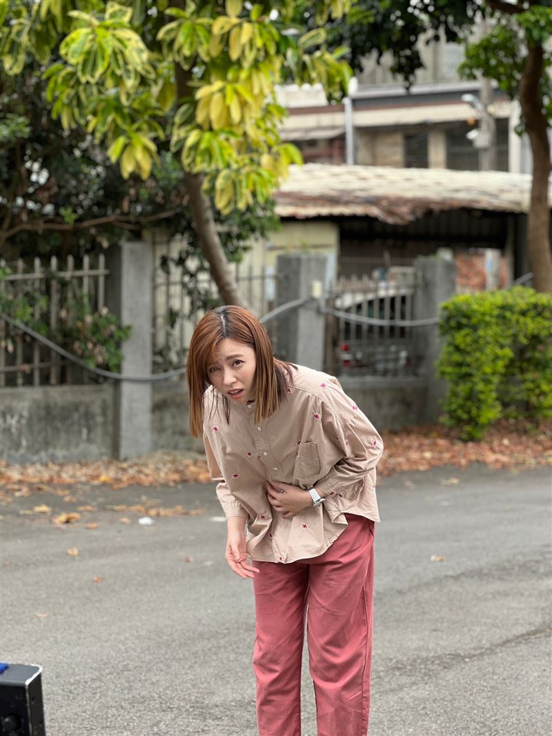 王瞳拍戲爆意外！挺大肚被車撞到　熱湯潑全身「胎兒」不保了