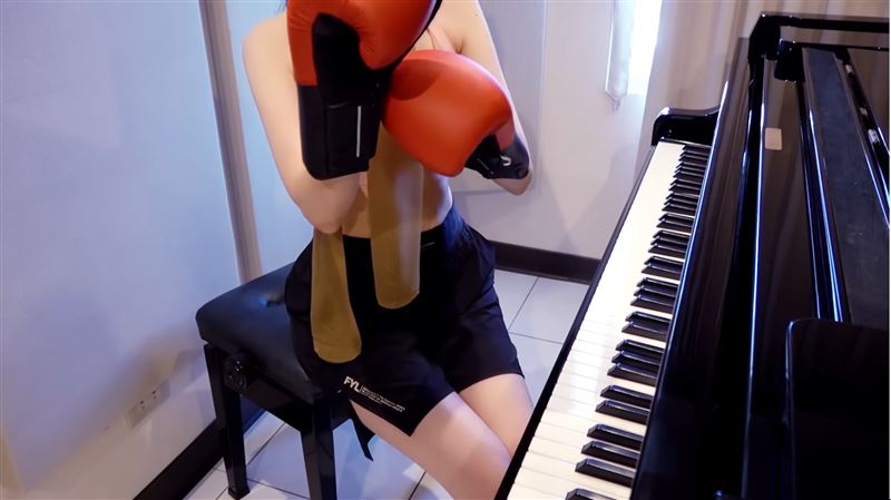 Pan Piano夢幻聯動叉雞「套上絲襪」：叫我鋼琴小潘！網嗨翻