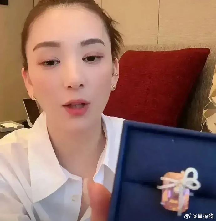 郭富城老婆戒指「閃瞎直播間」！網查價格驚呆：好歹是天王媳婦…
