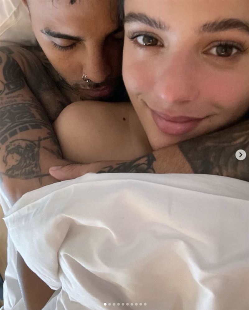 剛訂婚4個月！西班牙小天后「情斷饒舌歌手」　表演唱一半痛哭