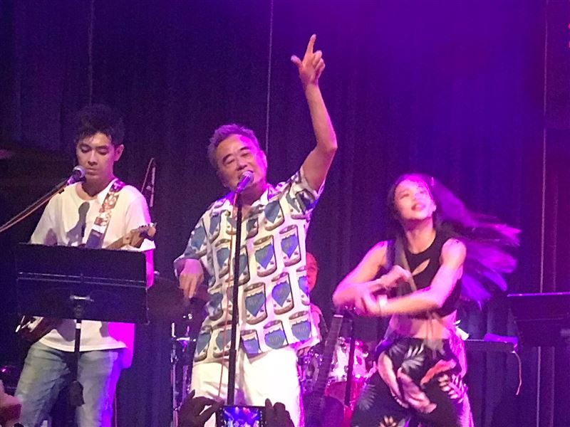 陳昇捲Me Too風暴！高喊「我不是爛貨」老婆衝上台激吻畫面曝