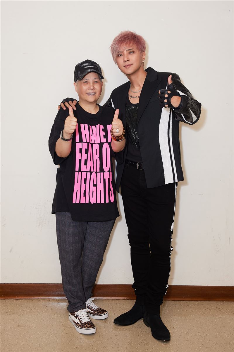 羅志祥媽媽病後首露面！略消瘦現身演唱會　母子後台合體報平安