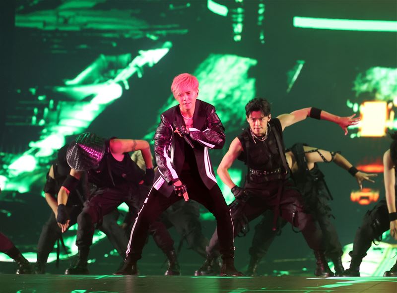 羅志祥唱到一半破音！笑到差點唱不下去　被要求跳空幹舞這樣回