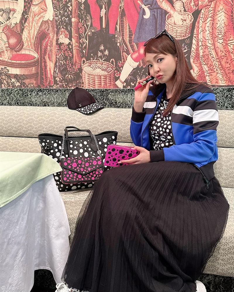 貴婦女星細思極恐！甜摟尪搭直升機看煙火　竟故意與小三「完全撞衫」