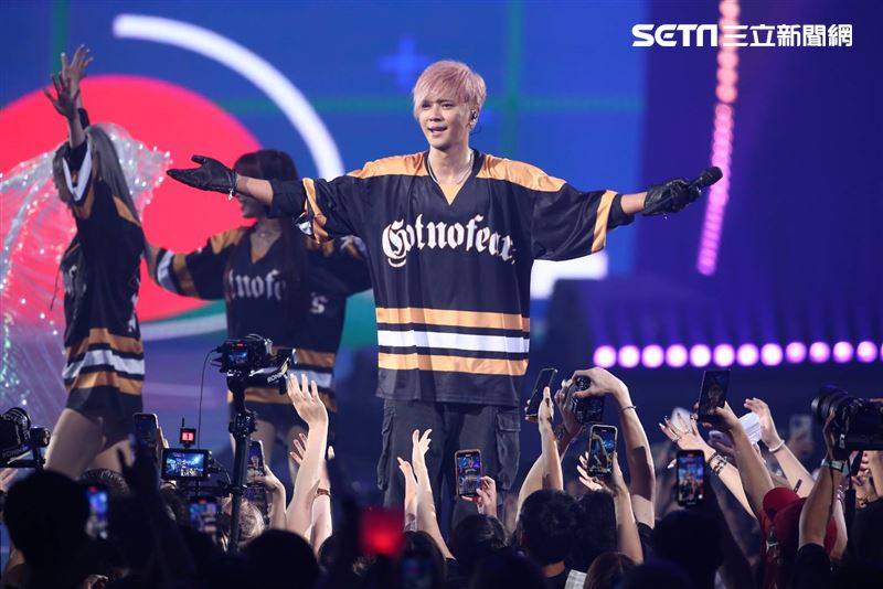 驚見羅媽端蛋糕上台！羅志祥眼眶紅　暖曝「生日願望」逼哭全場