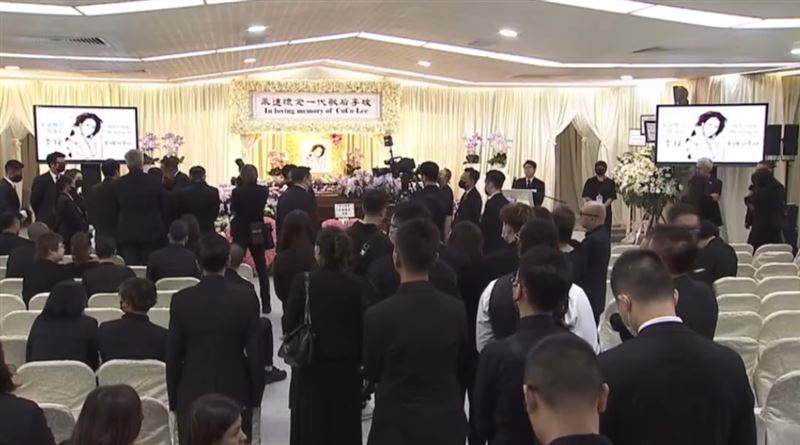 李玟粉絲「靈堂外掀暴動」！噴淚不忍了　氣罵：渣男、把CoCo還給我們