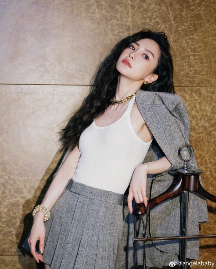 Angelababy義大利渡假　「辣穿比基尼跳海」網讚翻：根本美人魚