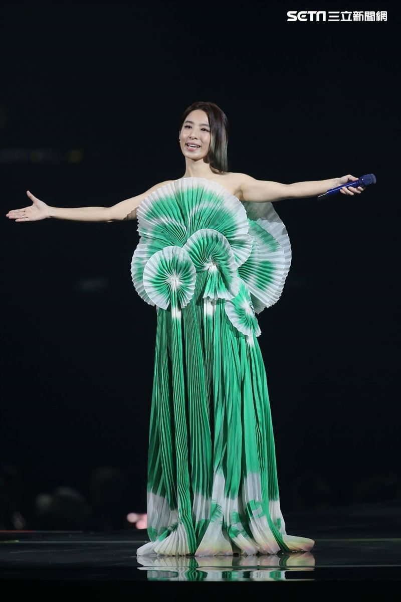 大咖歌后突衝上台!Hebe嚇喊「我完蛋了」 被趕下場超錯愕