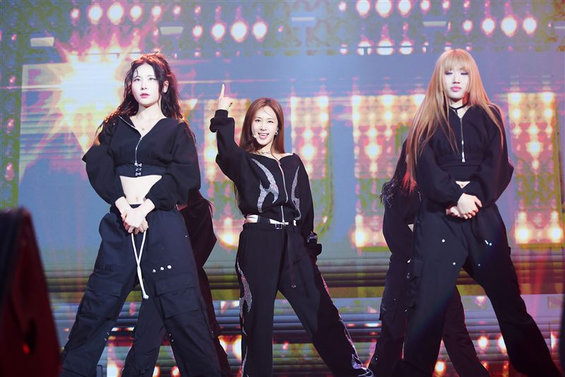 低胸登台辣翻！俞利重現少女時代〈Gee〉現場挑戰「中文繞口令」超強