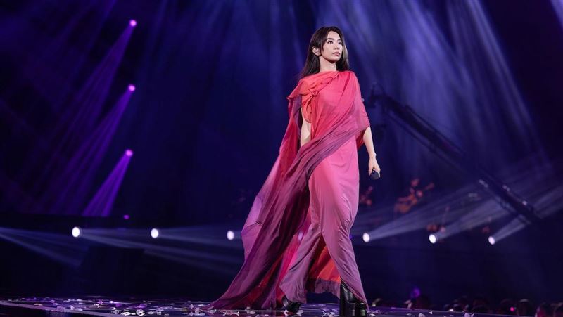 田馥甄演唱會爆插曲！突傳「巨響」演出緊急中斷　歌迷全嚇壞