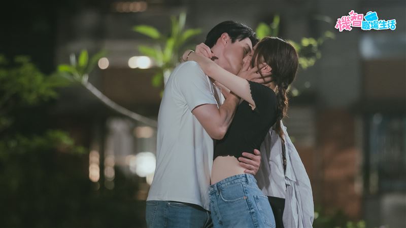 李翊君星二代街邊接吻！王敏淳超甜激情畫面全面曝光了
