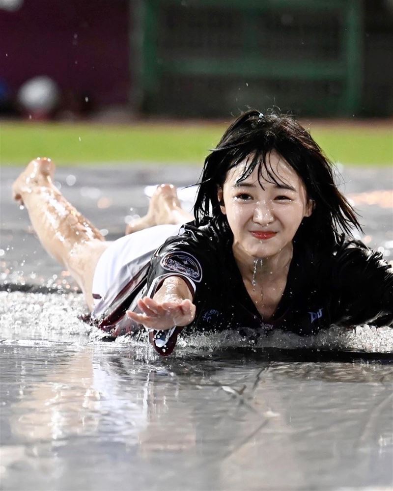 籃籃爆濕身走光!球場淋濕全被攝 超清涼畫面引暴動