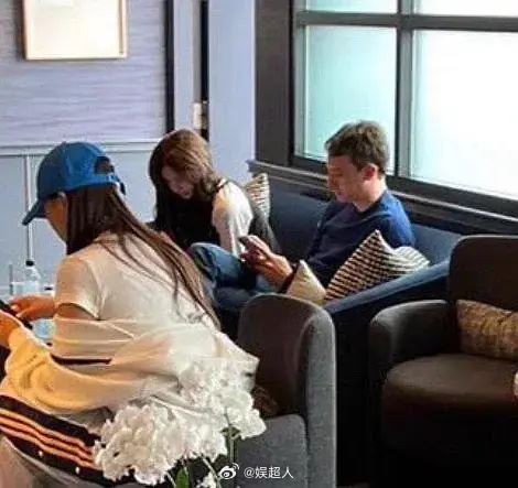 又被拍到！Lisa爆熱戀首富兒　私人飛機候機室同框照來了