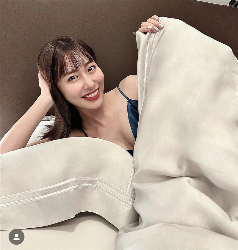 台8女神張郁婕誘惑床照流出！穿性感睡衣「胸前春光藏不住」辣爆了