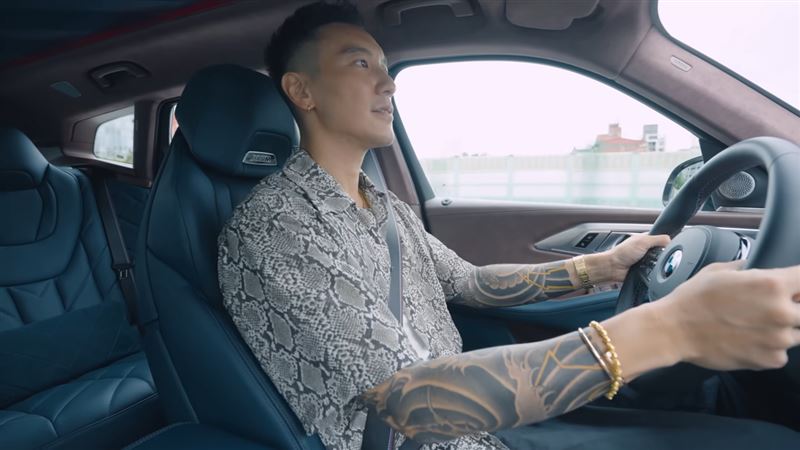 王陽明開箱9百萬名車「忠孝東路飆時速90」！警方要查了